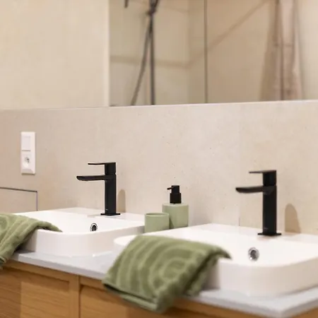 Grand - Luxury With Free Parking Apartment *