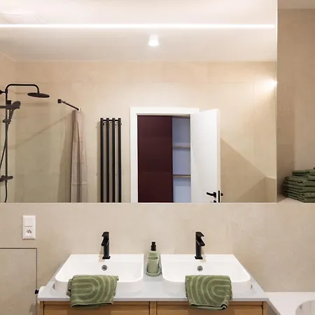 Grand - Luxury With Free Parking Apartment