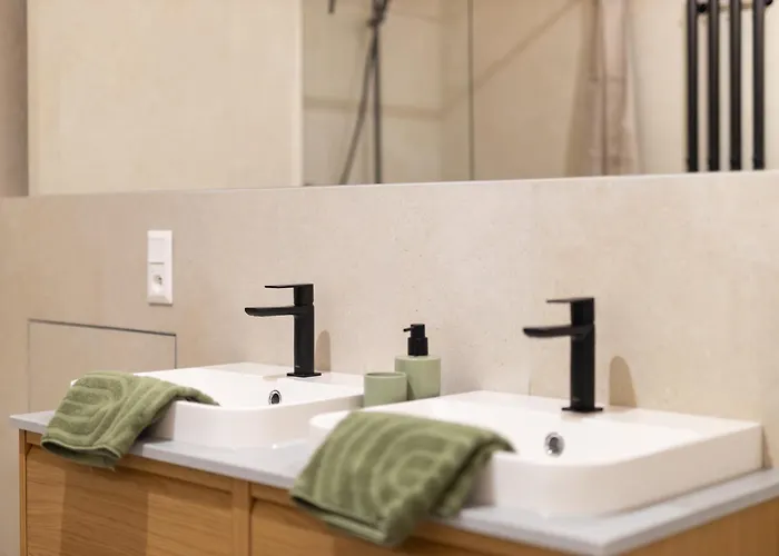 Grand - Luxury With Free Parking Apartment *