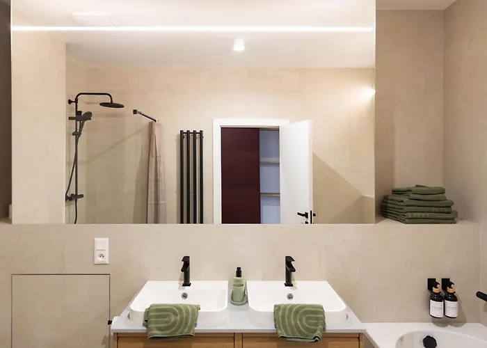 Grand - Luxury With Free Parking דירה